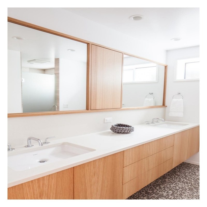 Cabinet de baño de madera oscura de diseño moderno con montaje en la pared y panel de puerta de contrachapado