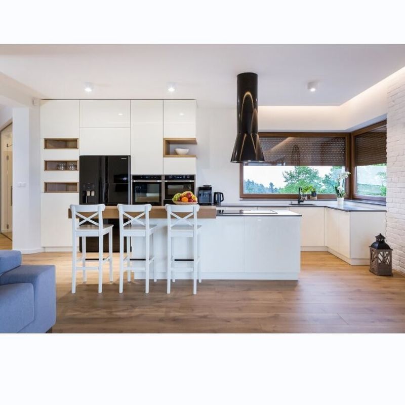Cuarto de cocina brillante con material de puerta HDF y diseño de estilo moderno