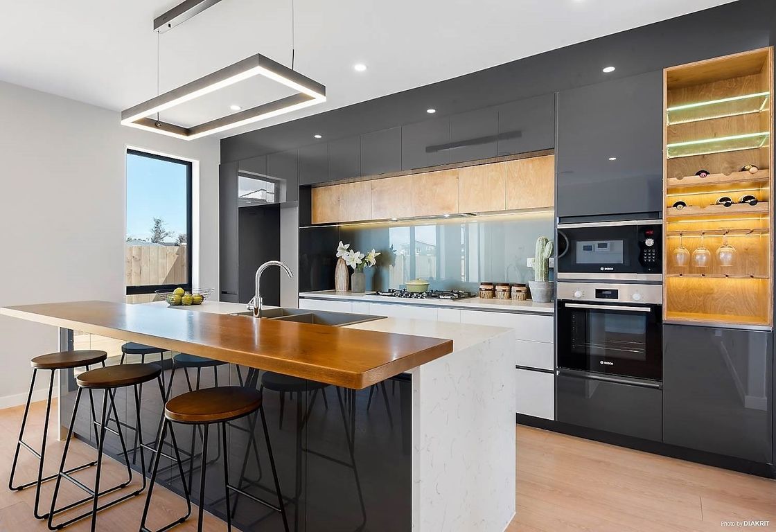 Cuarto de cocina brillante con material de puerta HDF y diseño de estilo moderno