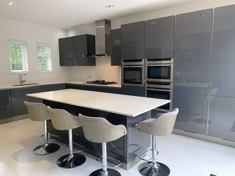 Cuarto de cocina brillante con material de puerta HDF y diseño de estilo moderno
