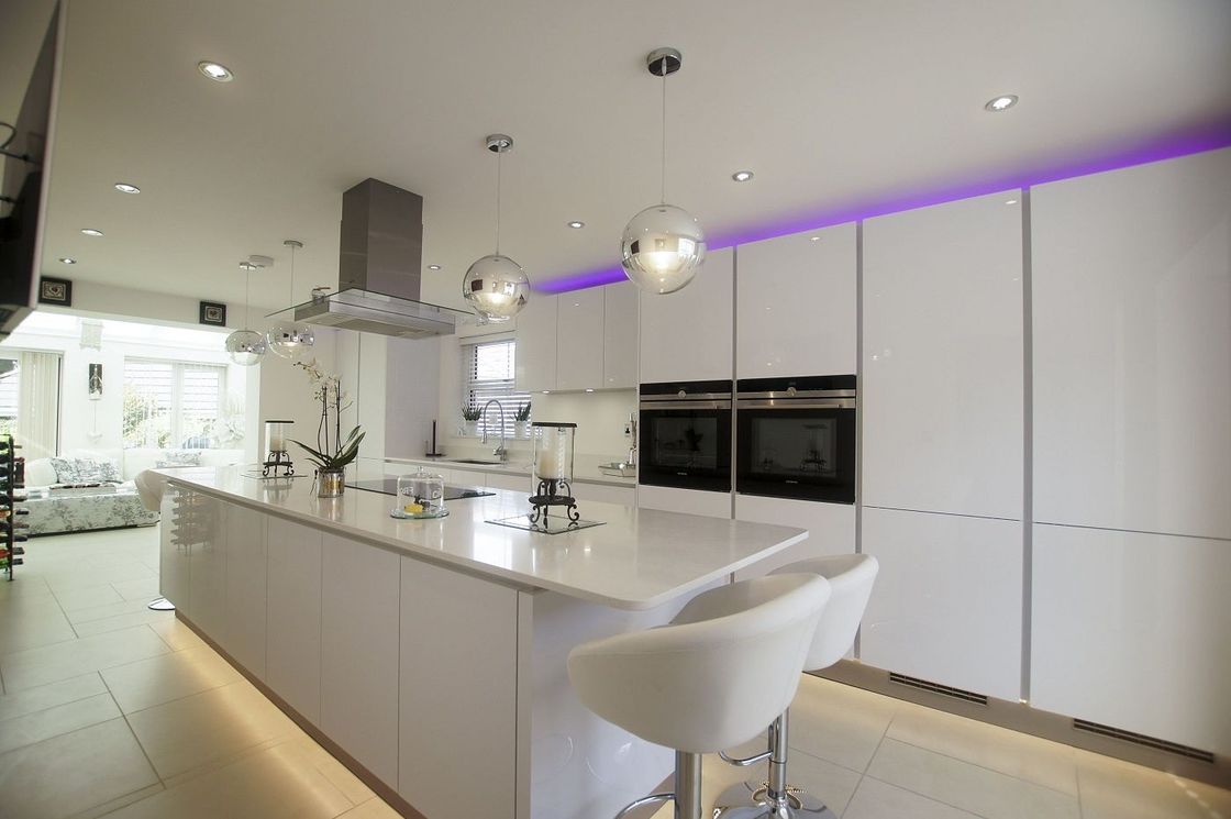 Cuarto de cocina brillante con material de puerta HDF y diseño de estilo moderno