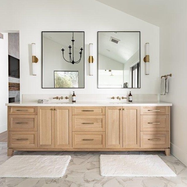 Moderno estilo Vanidad colgada en la pared con espejo y lavabo en gabinetes de baño de lujo de hotel