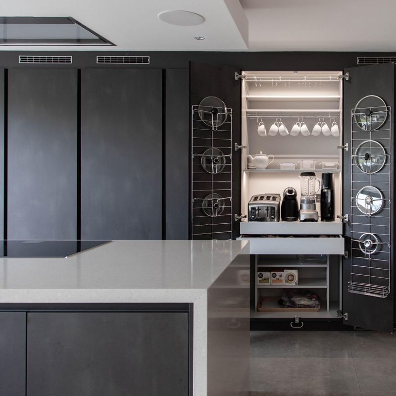 Armarios inteligentes para habitaciones, armarios de cocina y hornos modernos en negro mate para clientes finales
