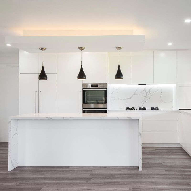 Techo de escritorio de borde plano y acabado de chapa para una gran isla de cocina blanca de estilo europeo