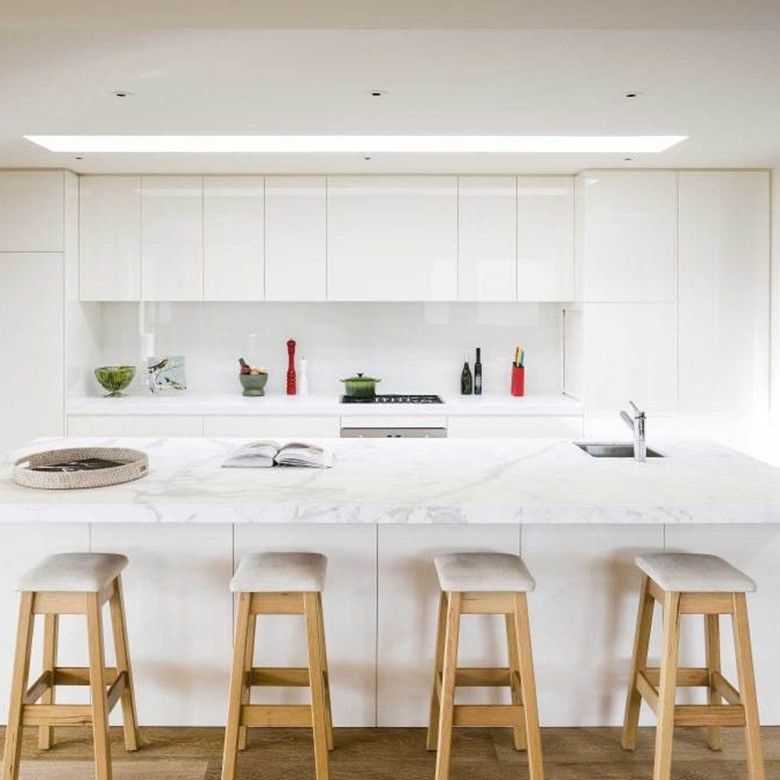Techo de escritorio de borde plano y acabado de chapa para una gran isla de cocina blanca de estilo europeo