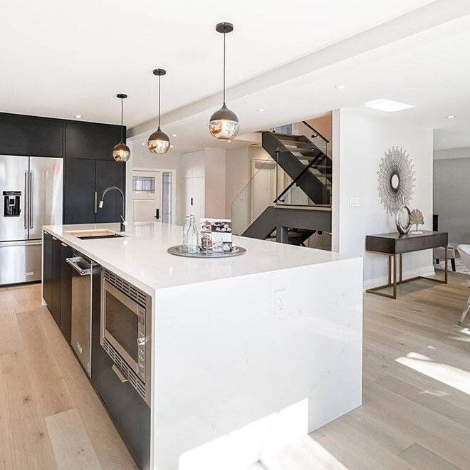 Techo de escritorio de borde plano y acabado de chapa para una gran isla de cocina blanca de estilo europeo