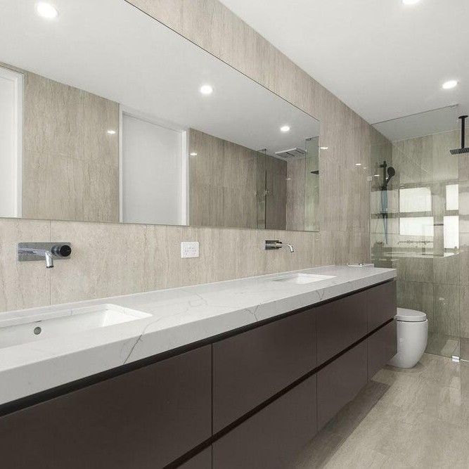 Conjunto de baño moderno montado en la pared con armario de espejos inteligentes ancho 38-46