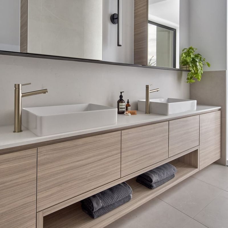 Armario de baño estrecho de madera maciza de mármol superior con espejo LED y opciones personalizables