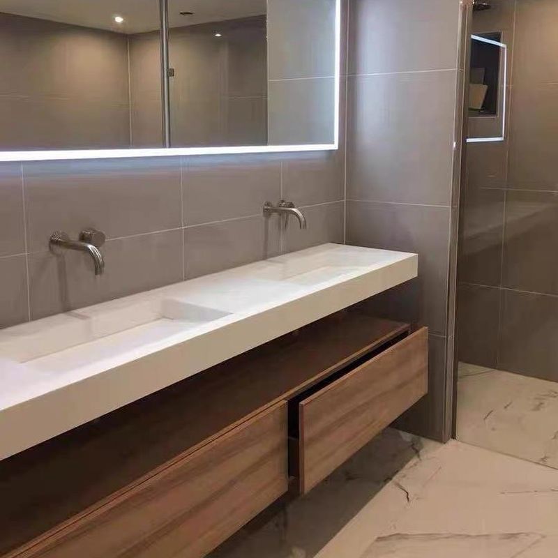 El gabinete de baño moderno de roble blanco independiente con espejo LED y fregadero doble