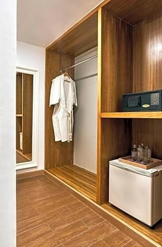 Material de alta gama Mr Hdf Armario de tablero Armario personalizado de dormitorio en estilo panel de madera