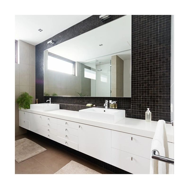Baño de madera maciza con fregadero en estilo de diseño moderno y laca blanca de lujo