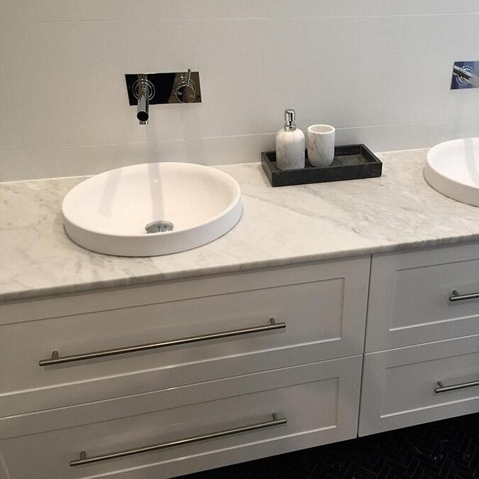 Baño de madera maciza con fregadero en estilo de diseño moderno y laca blanca de lujo