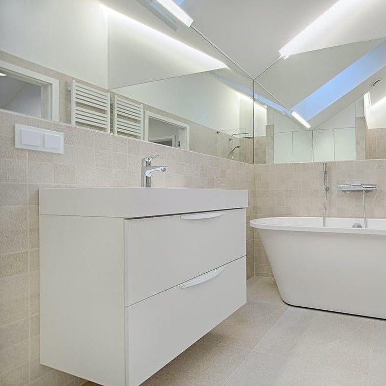 Baño de madera maciza con fregadero en estilo de diseño moderno y laca blanca de lujo