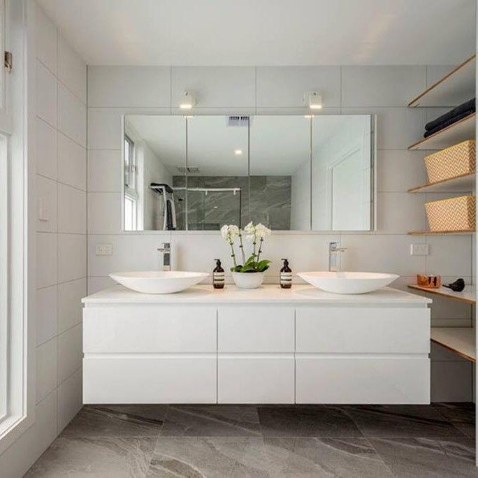 Combo moderno de baño blanco con espejo y fregadero de mármol cultivado de 38-46 pulgadas