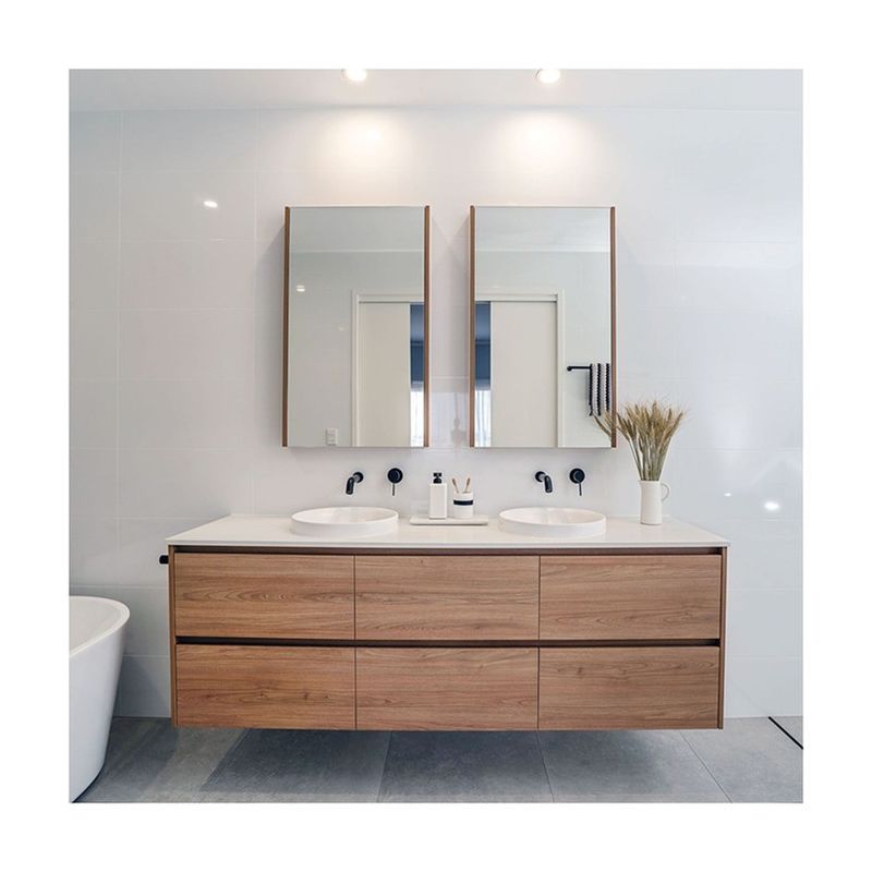 Cabinet de baño de hotel con doble fregadero montado en la pared con espejo y lavabo