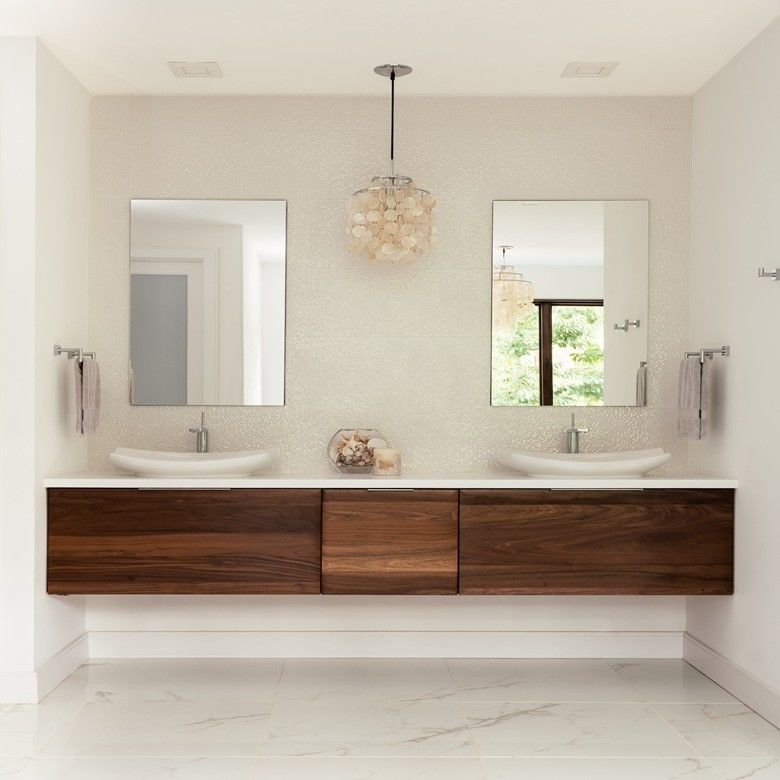 Cabinet de baño de hotel con doble fregadero montado en la pared con espejo y lavabo