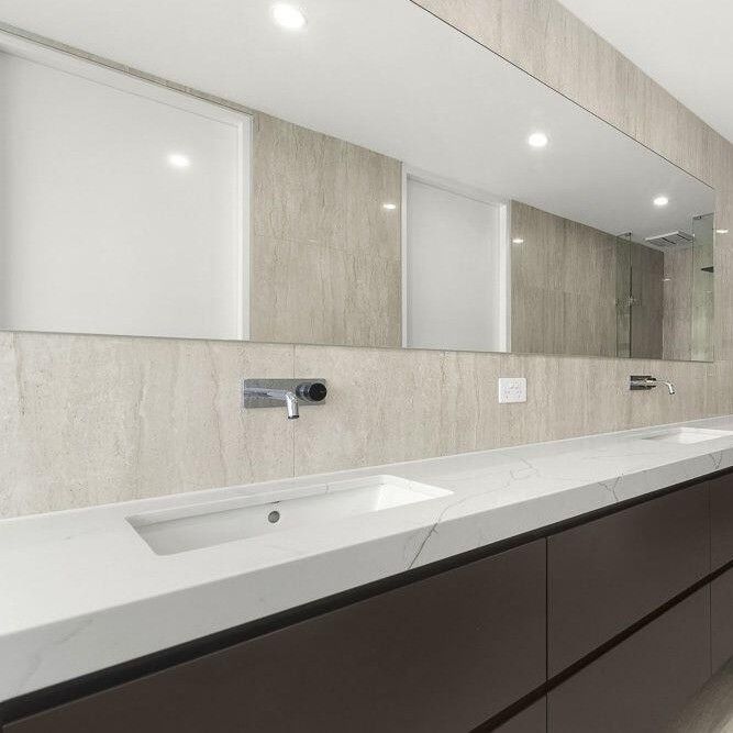 Armario de baño de madera montado en la pared Cuenca de pizarra y espejo de luz LED Ancho 38-46 pulgadas