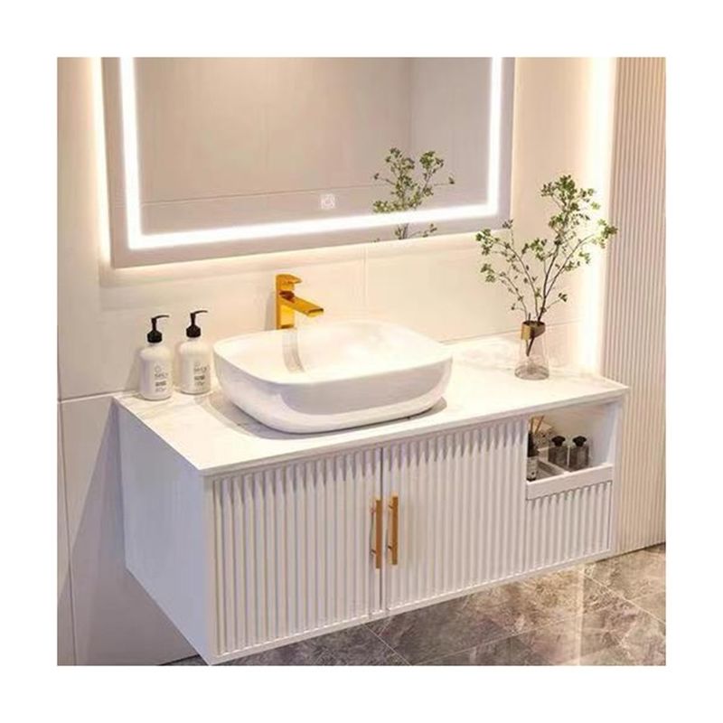 Baño de 30 pulgadas con lavabo de cerámica y puerta de madera maciza