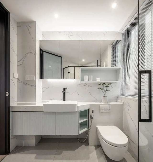 Baño de 30 pulgadas con lavabo de cerámica y puerta de madera maciza