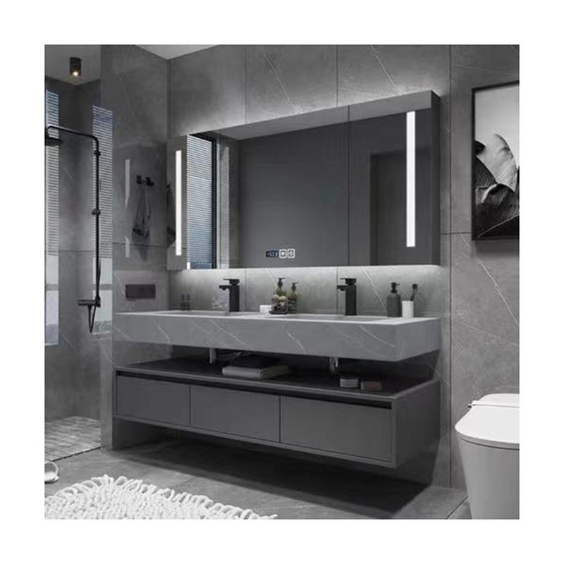 Baño moderno con lavamanos con LED de desnevadura y sensor inteligente de luz