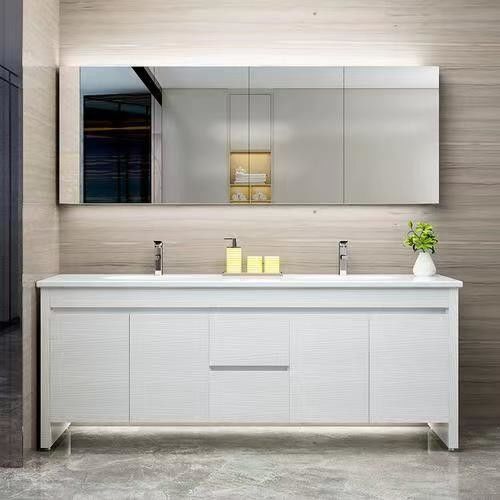 Baño moderno con lavamanos con LED de desnevadura y sensor inteligente de luz