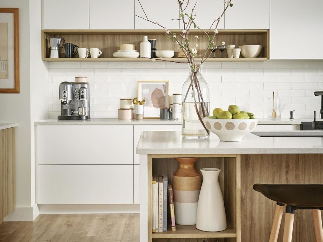 Armarios de cocina modernos completos con encimera de piedra de cuarzo y depósito de despensa de madera