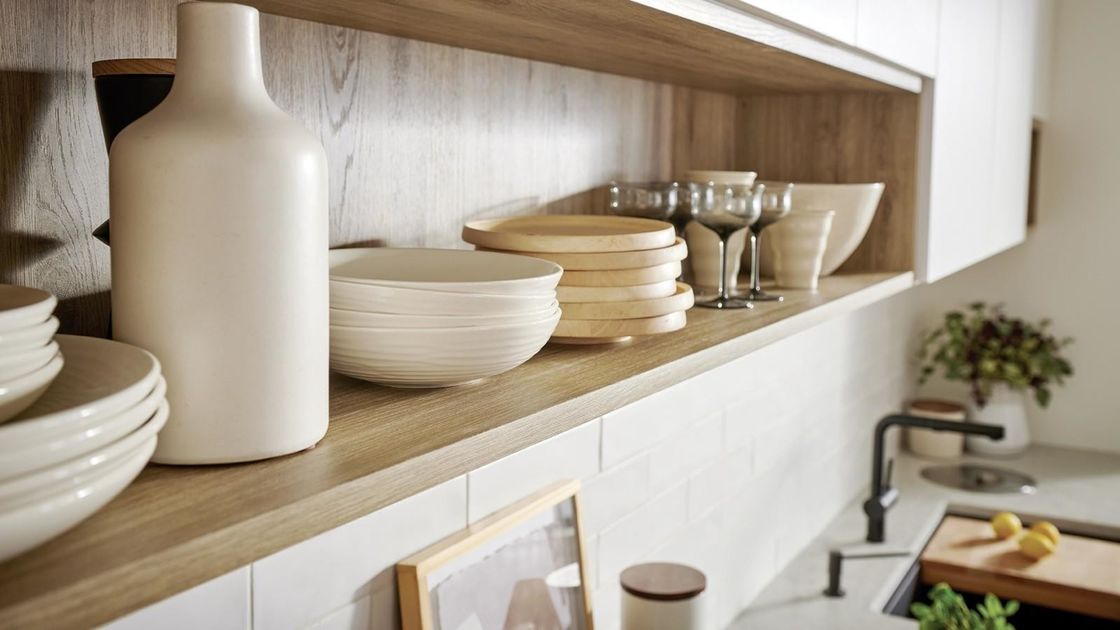 Armarios de cocina modernos completos con encimera de piedra de cuarzo y depósito de despensa de madera