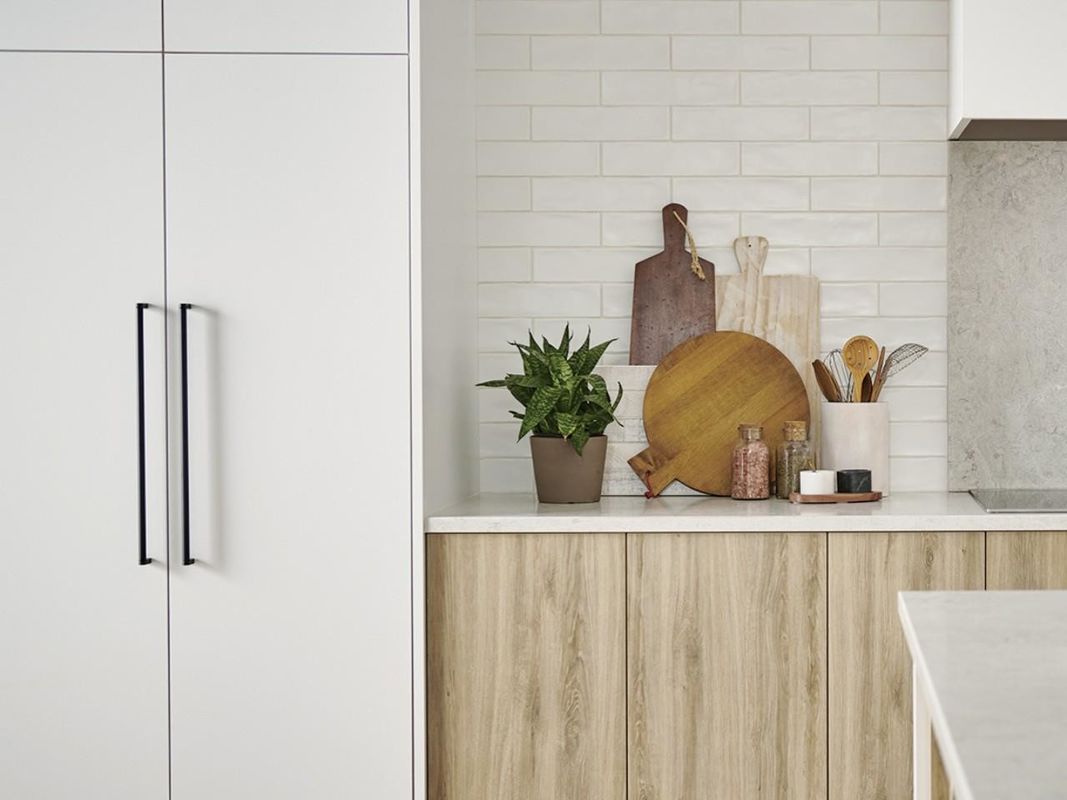 Armarios de cocina modernos completos con encimera de piedra de cuarzo y depósito de despensa de madera