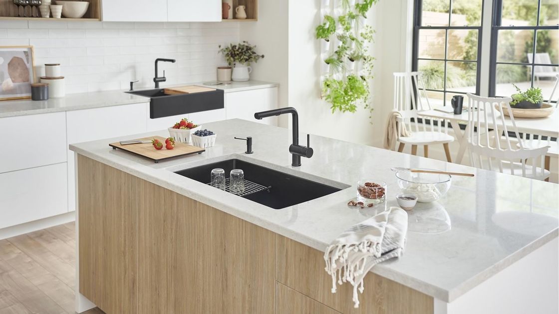 Armarios de cocina modernos completos con encimera de piedra de cuarzo y depósito de despensa de madera