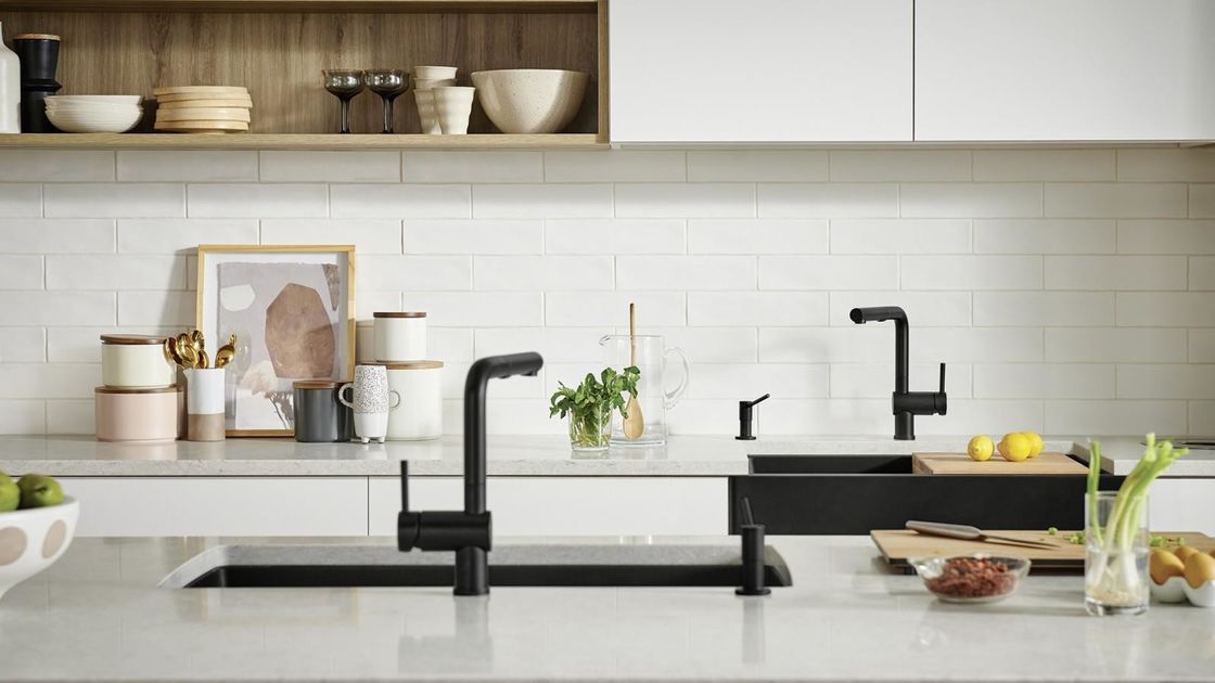 Armarios de cocina modernos completos con encimera de piedra de cuarzo y depósito de despensa de madera