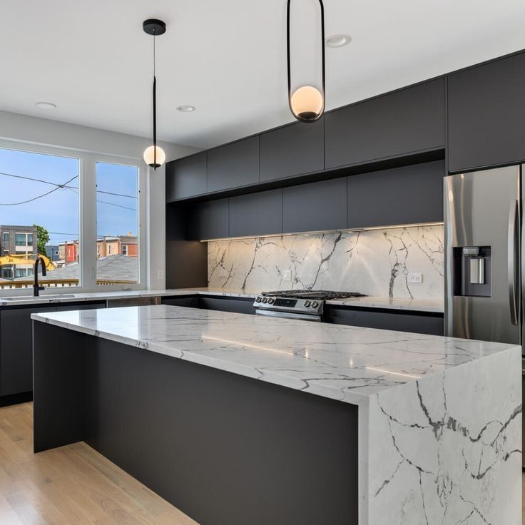 Armarios de cocina con accesorios en el interior