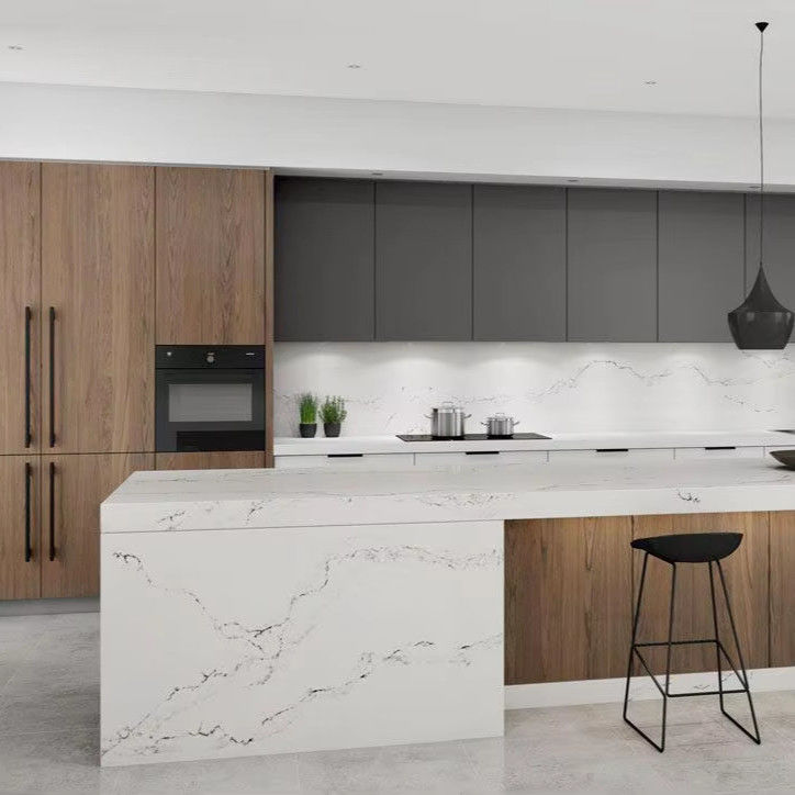 Armarios de cocina con accesorios en el interior