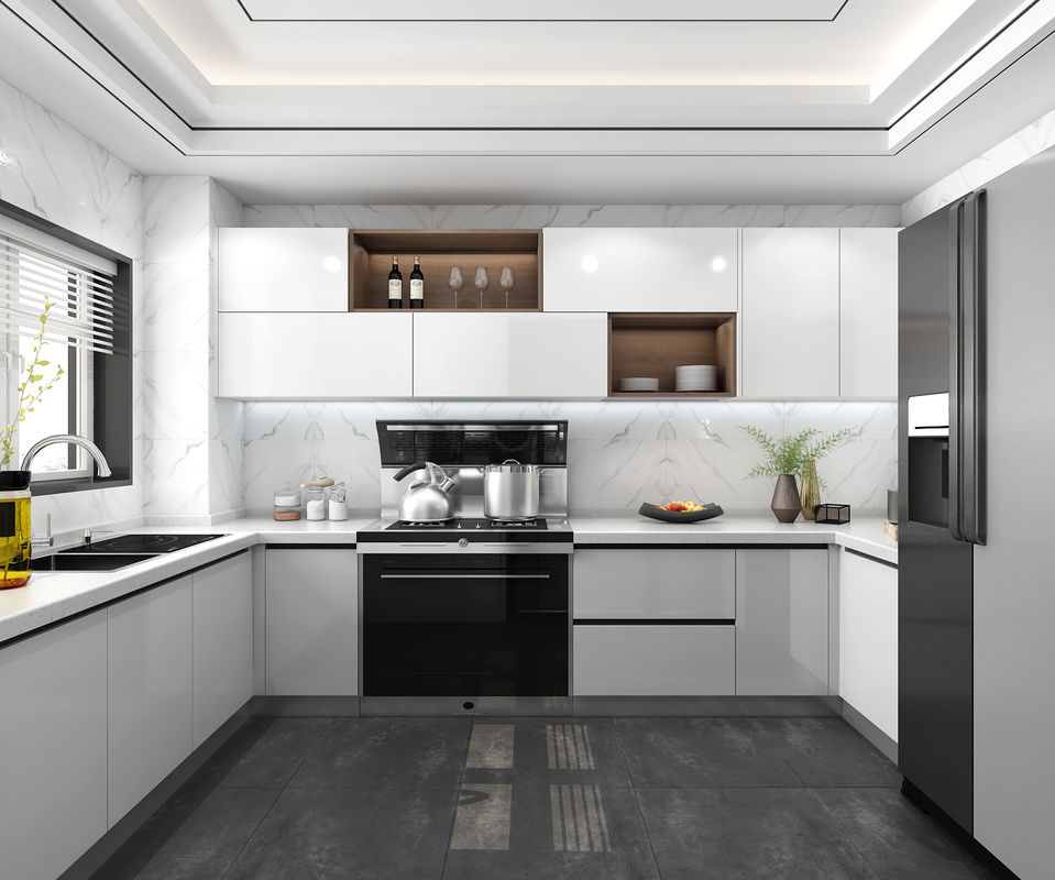 Armarios de cocina con accesorios en el interior