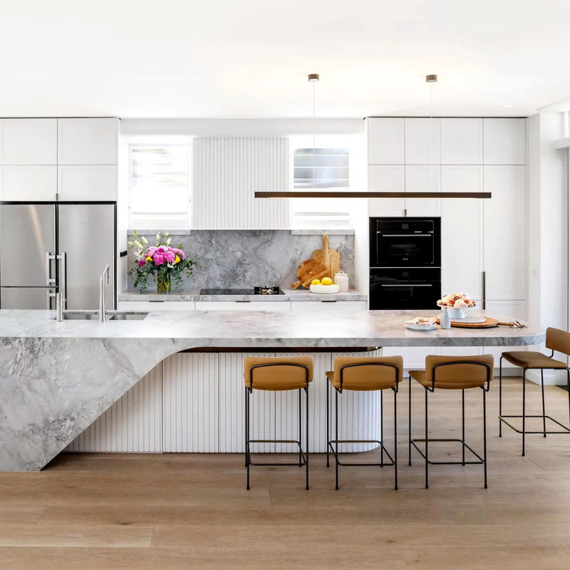 Armarios de cocina con accesorios en el interior