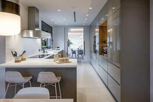 Armarios de cocina con accesorios en el interior
