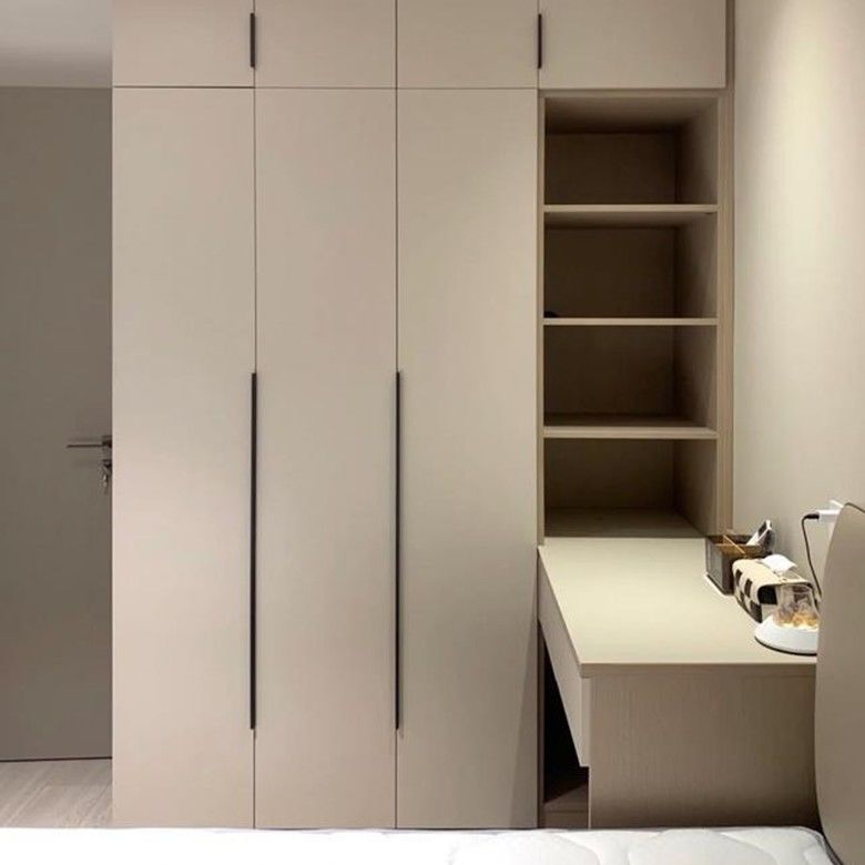 Armario de estilo moderno de 3 puertas con mesita de vestidor de espejo YALIG hecha a medida de madera sólida