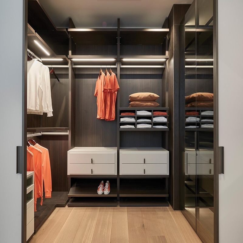 Estilo de diseño contemporáneo lujo gris en forma de U MDF paseo en armario armarios NO plegados