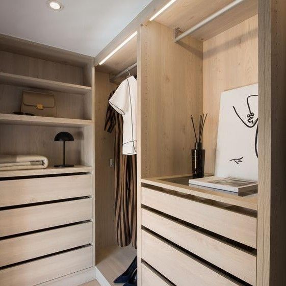 Grano de madera natural personalizado Larga tela abierta Camina en el armario con estilo moderno