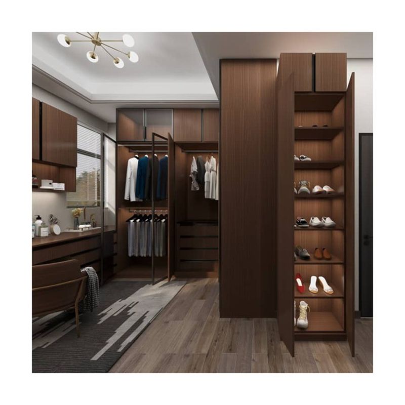 Dormitorio de estilo moderno con mesa de vestir de madera con 8 puertas correderas y diseño de espejo