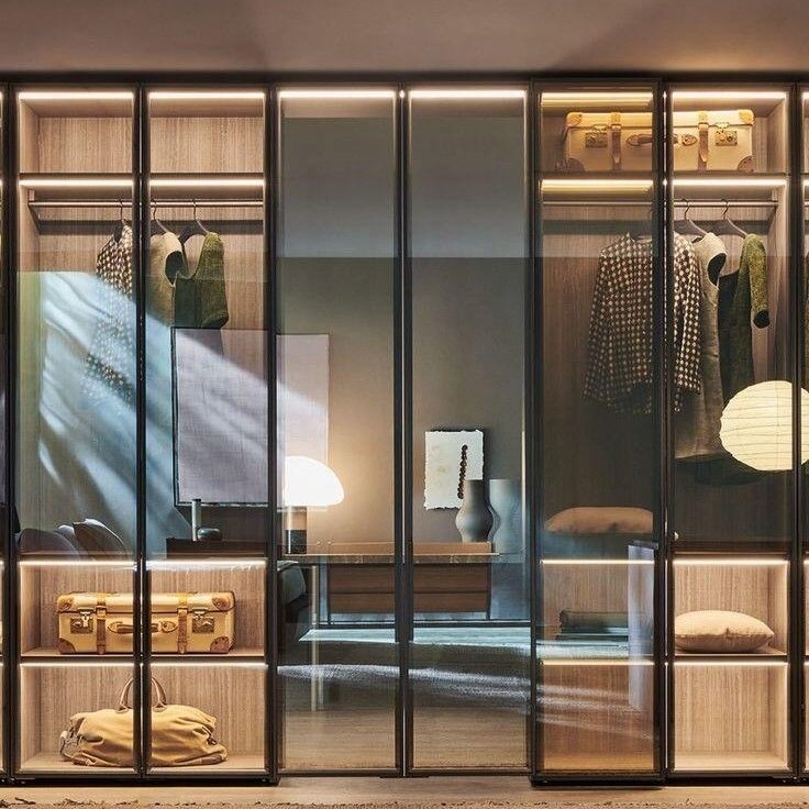 Dormitorio de estilo moderno con mesa de vestir de madera con 8 puertas correderas y diseño de espejo