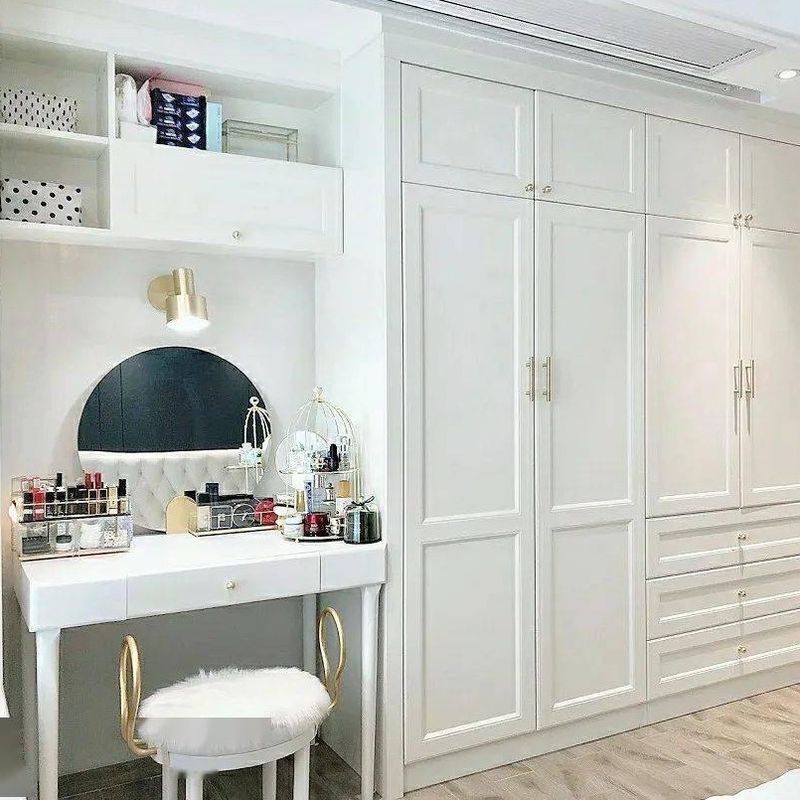 Dormitorio de estilo moderno con mesa de vestir de madera con 8 puertas correderas y diseño de espejo