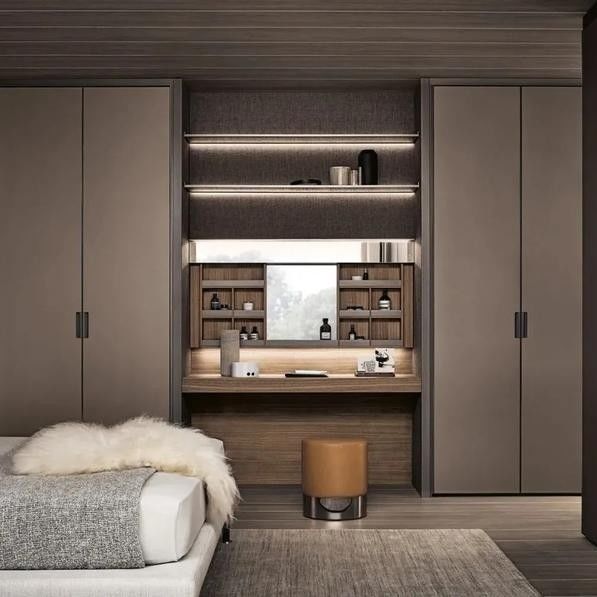 Dormitorio de estilo moderno con mesa de vestir de madera con 8 puertas correderas y diseño de espejo