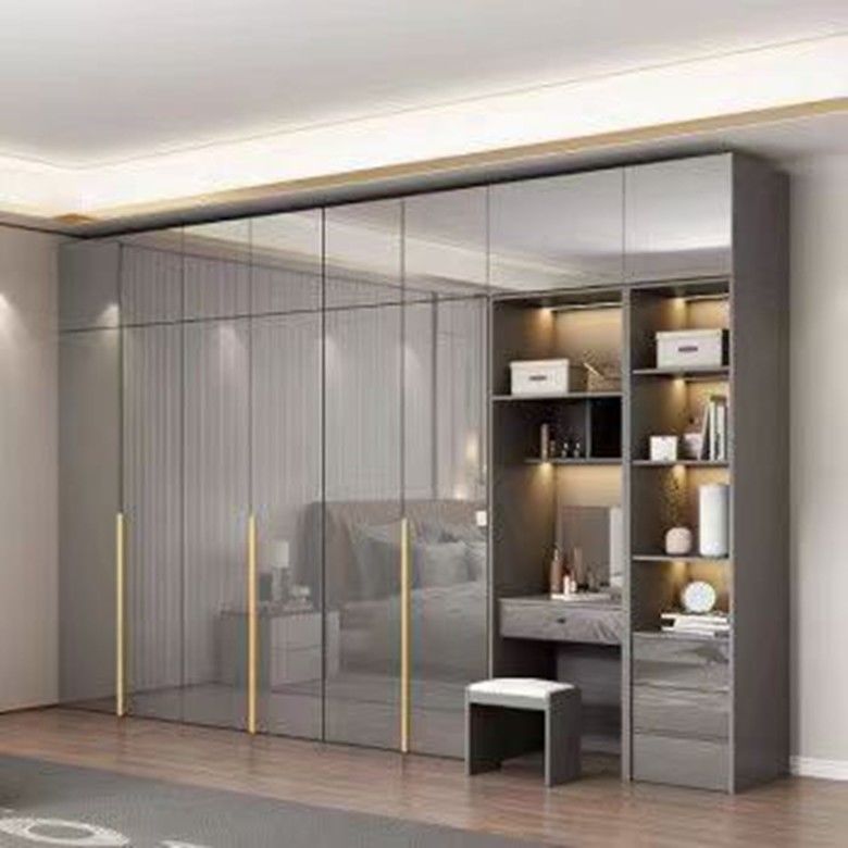 Dormitorio de estilo moderno con mesa de vestir de madera con 8 puertas correderas y diseño de espejo