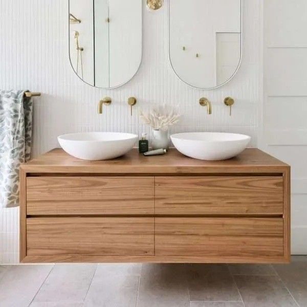 Transforme su baño con barreras de madera maciza montadas en la pared y lavabo flotante
