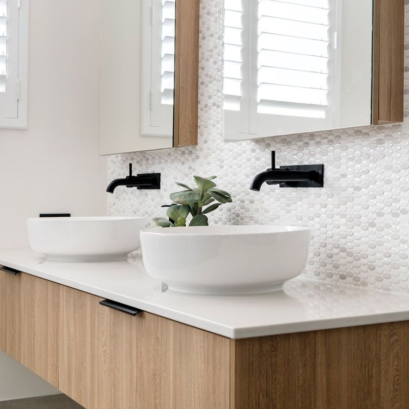 Transforme su baño con barreras de madera maciza montadas en la pared y lavabo flotante