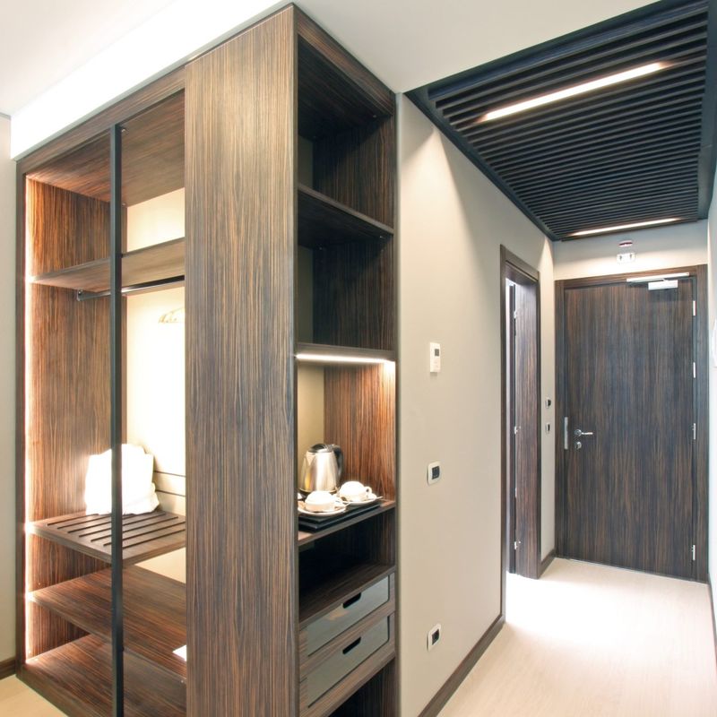 Muebles de hotel YALIG Moderno armario de puertas corredizas de madera para sistema de armario incorporado