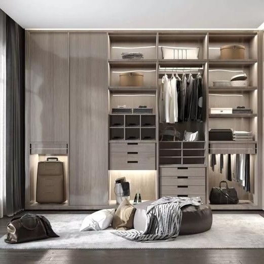 Organice su dormitorio con estilo con un armario moderno de madera