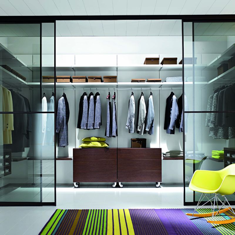 Organice su dormitorio con estilo con un armario moderno de madera