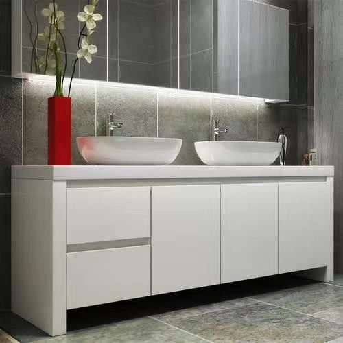 El moderno armario de almacenamiento y el baño Vanity Light Combo con espejo de YALIG Design