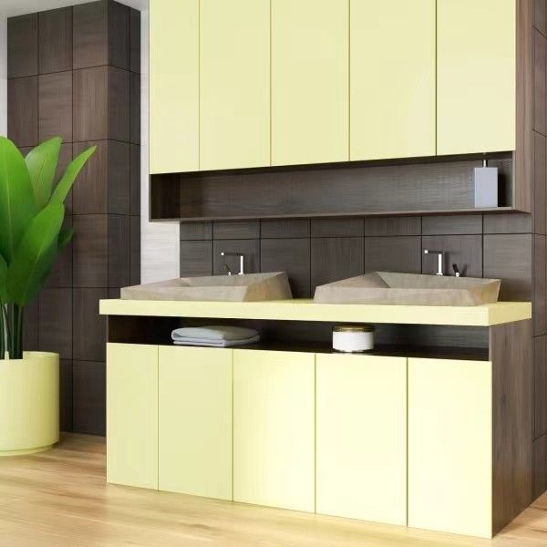 El moderno armario de almacenamiento y el baño Vanity Light Combo con espejo de YALIG Design